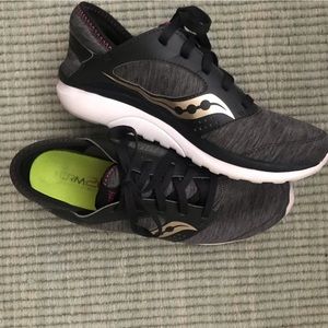 Ladies Saucony shoes size 9. Extremely light weight and cushiony!